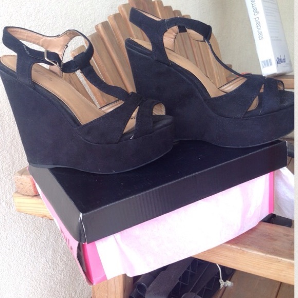 black wedges