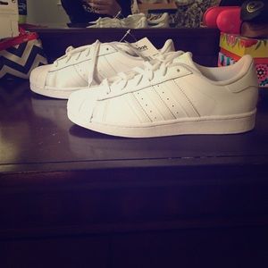 White Adidas superstar