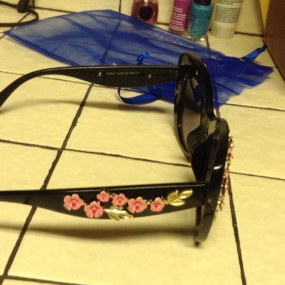 Sunglasses - Picture 3 of 4
