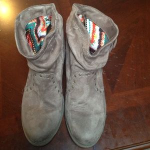 Ankle-high fringe boots