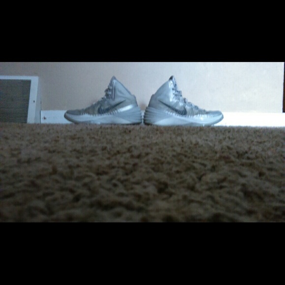 Nike 2013.hyperdunks - Picture 2 of 2