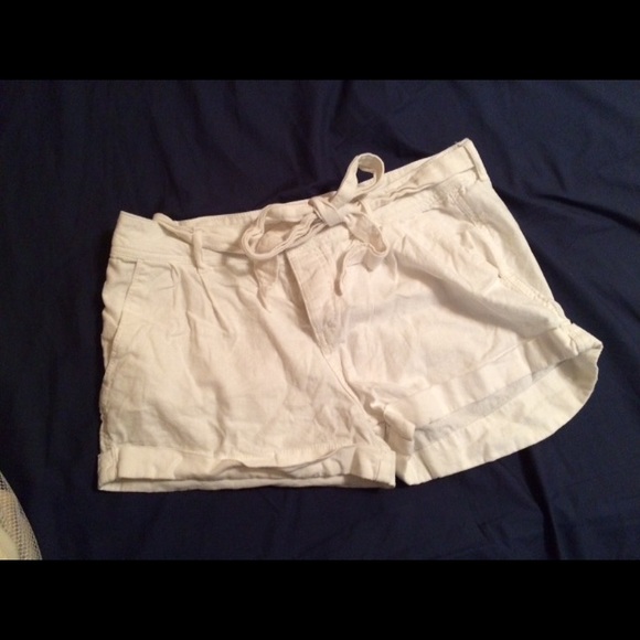 White roomy shorts with cloth belt