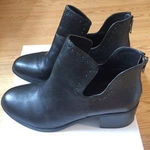 Black leather Steve Madden cutout ankle Boots