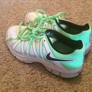 Green and white nike span 8 tennis shoes!