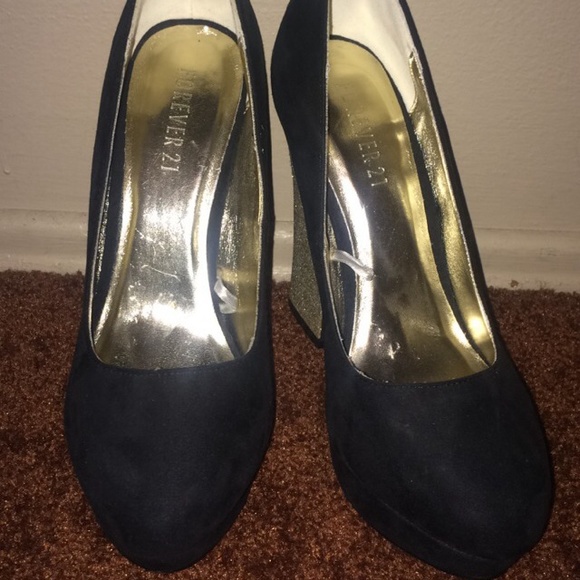 Black suede platform pump