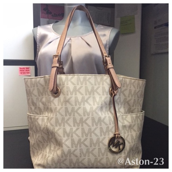 ‼️ SOLD ‼️ 💯% authentic MK handbag.