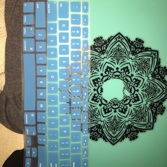 MacBook Pro blue silicone keyboard cover - Picture 2 of 3