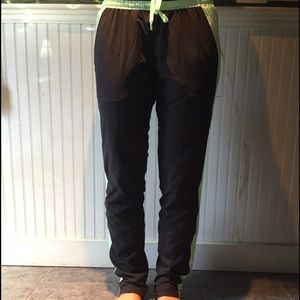 Lululemon size 6 pants