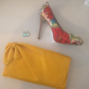 🌸Yellow clutch/wallet