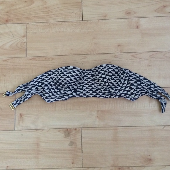 White and navy strapless bikini top