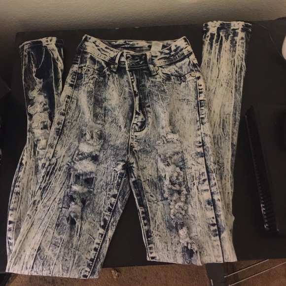 Ripped high waisted jeans