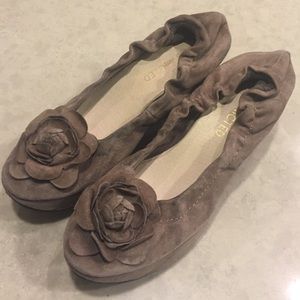 Restricted suede platform shoes