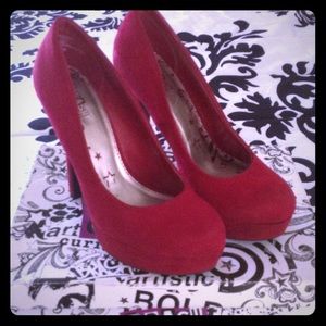 Size 7 Suede Red Pumps