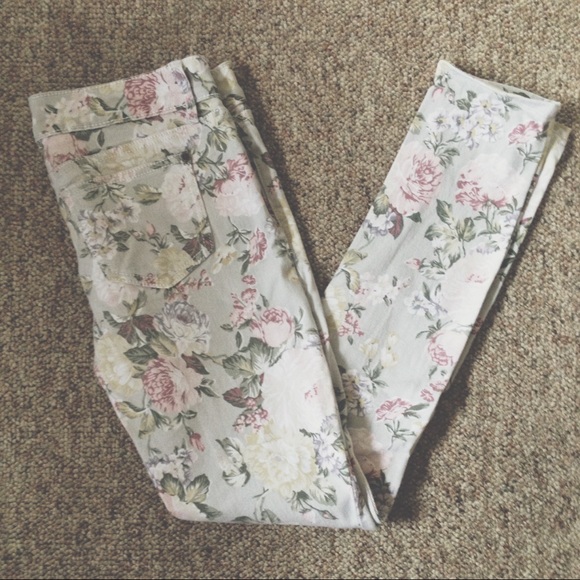 HOST PICK Light floral pants. 👖🎀🌺🌷