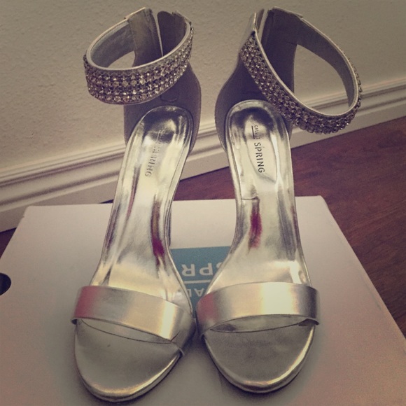 Gorgeous silver sandals with rhinestones🔹
