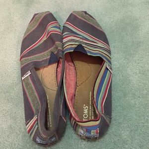 Patterned TOMS - size 9