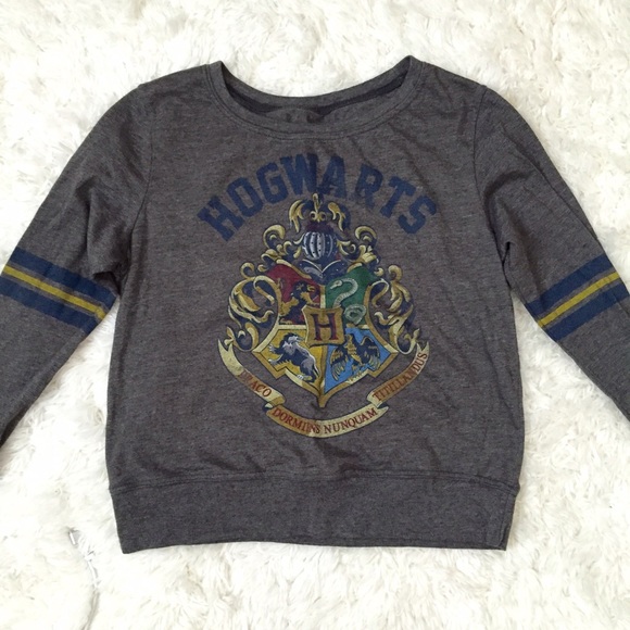 Forever 21 Tops - hogwarts graphic sleeved shirt
