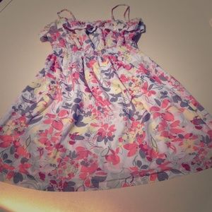 Adorable summer dress with flower print & lace.