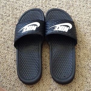 NIKE SLIDES