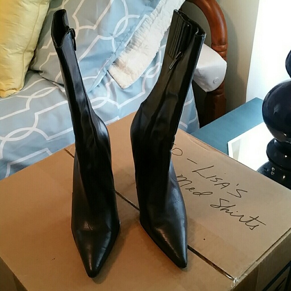 Blk leather boots, size 8, worn once, heel to high
