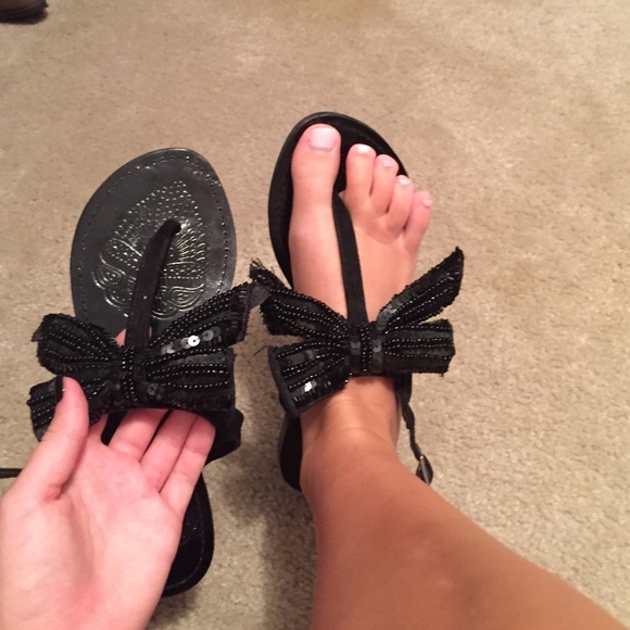 Black sandals with bow