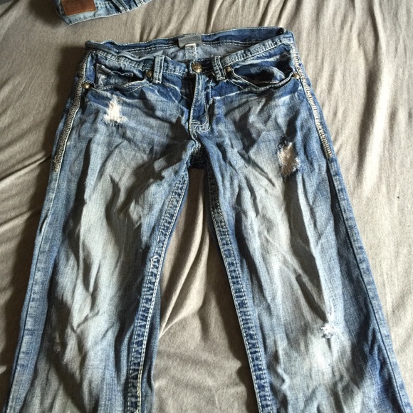 No holes. Very nice. They are a Med/ Light wash.