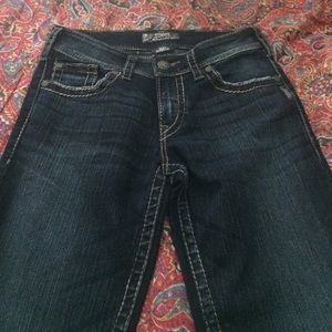 Dark washed flare jeans 💘