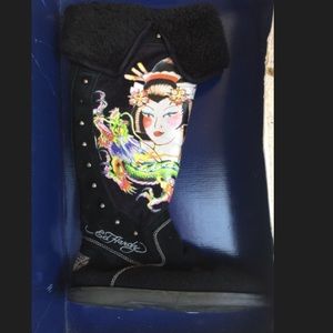 Ed Hardy boots with a Chinese woman 70% off!!