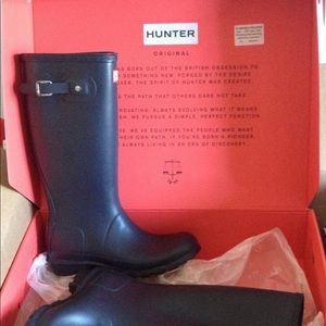 Matte Navy Blue hunter rain boots. Size 5-6.