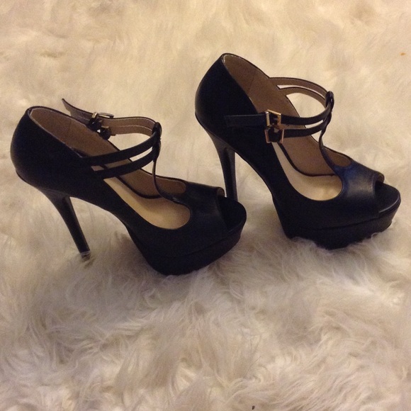 7" Black Leather Pumps - Picture 2 of 5