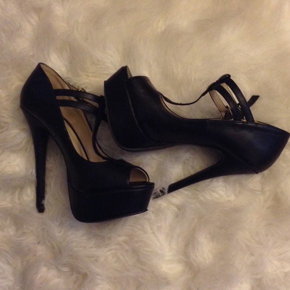 7" Black Leather Pumps - Picture 4 of 5
