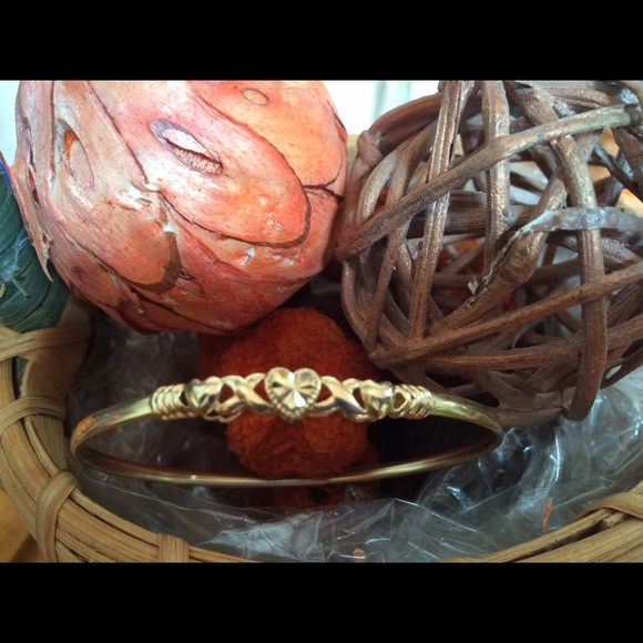 💯 14Kt Gold Hugs & Kisses Bangle