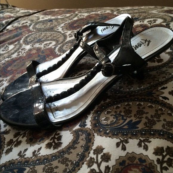 Black small heels - Picture 3 of 3