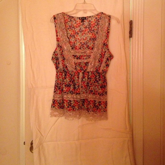 Floral top - Picture 1 of 1