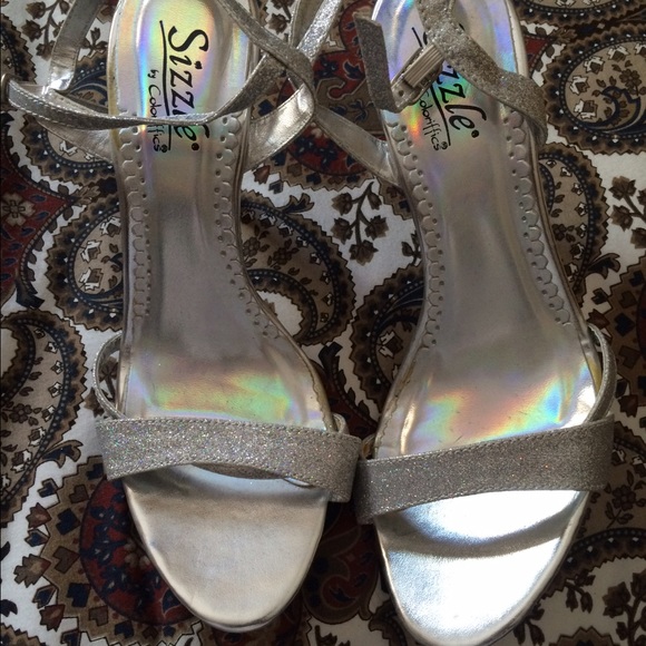 Silver heels size 9! - Picture 1 of 3