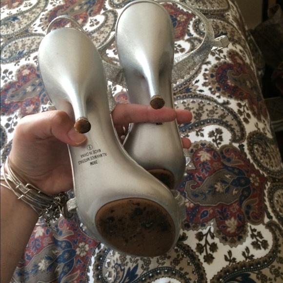 Silver heels size 9! - Picture 2 of 3