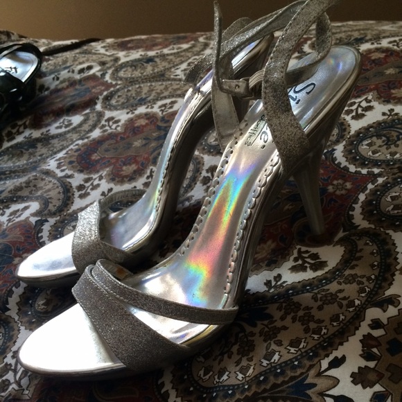 Silver heels size 9! - Picture 3 of 3
