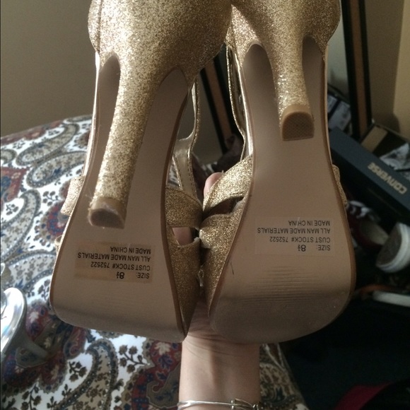 Gold sparkly heels, size 8 1/2! - Picture 2 of 3