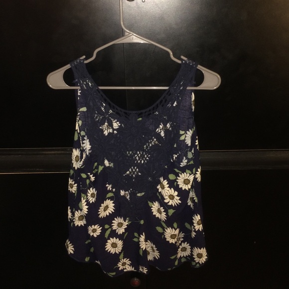 Loose flower top 🌻 - Picture 2 of 3