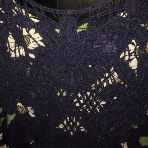 Loose flower top 🌻 - Picture 3 of 3