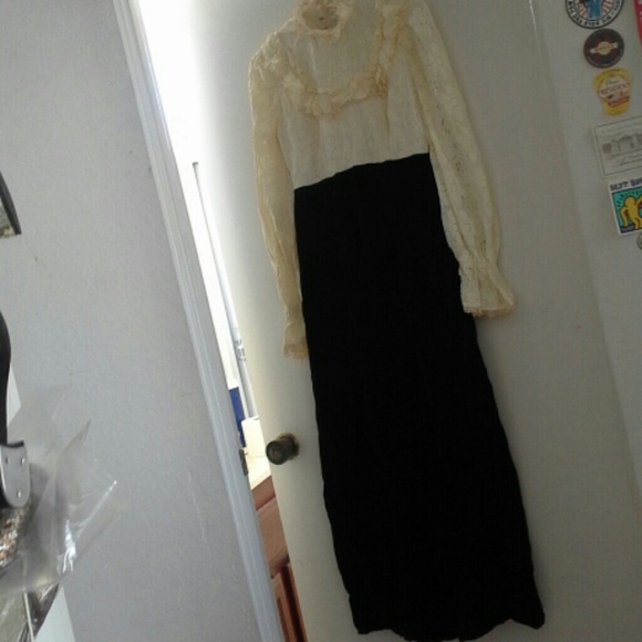 Vintage Gorgeous Gown - Picture 2 of 4