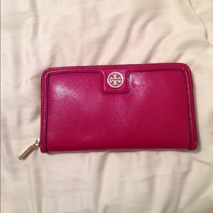 Tory Burch wallet. Never been used!