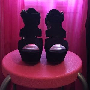 Black strappy wedges