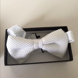 Men's bow tie white & checkered brown