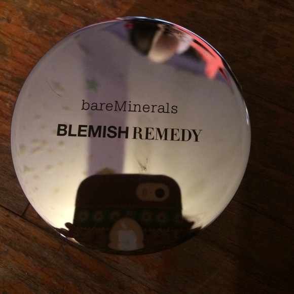 Bare minerals powder