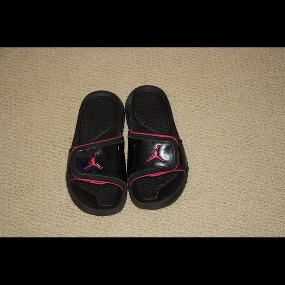 Jordan slides size 6 (4 youth)