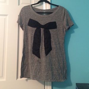 Simple grey tshirt with black bow