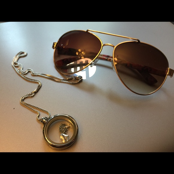 ⚡️SummerSale⚡️ Silver Glass Locket - Picture 3 of 3