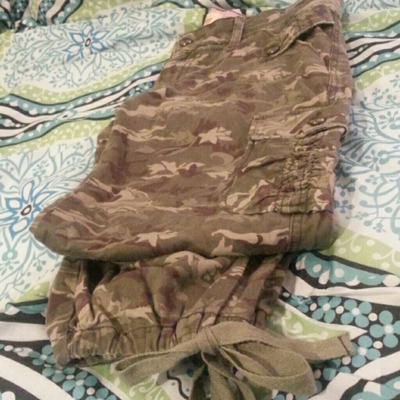 Camouflage Capri