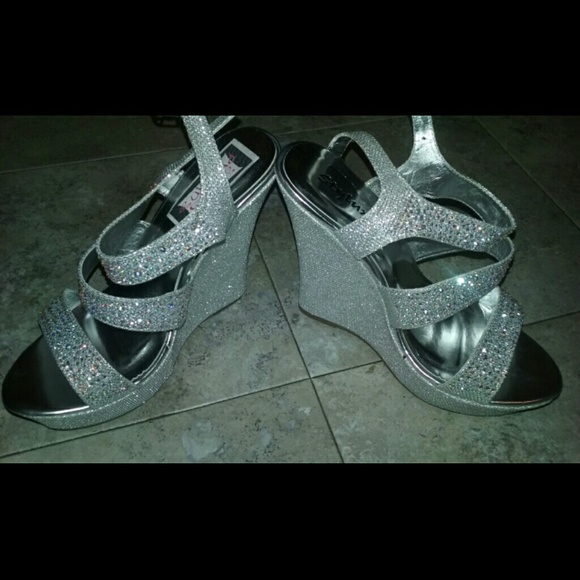 Shoes - Picture 3 of 4